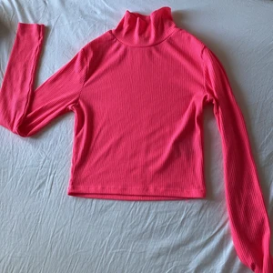 H&M rosa neon topp - En väldigt söt neon rosa topp från H&M i storlek S. Används endast en gång på neonfest😝