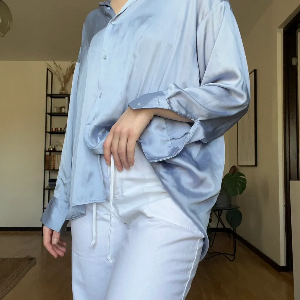 Ljusblå, ganska tunn och skön skjorta från zara💙 verkligen superfin, perfekt till sommaren. strl M men skulle passa både s och l! Ganska oversize på mig med s💘 använd men fint skick⚡️ priset är exklusive frakt. Skjortor.