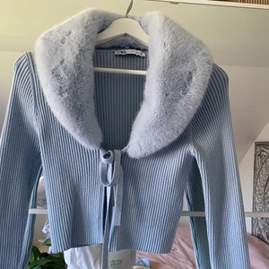 Zara kofta med päls krage - Baby blue kofta nästan som ny, använt en gång bara 
