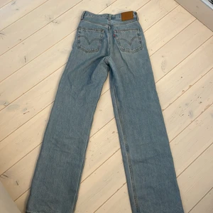 Levi’s jeans  - Använda fåtal gånger och i fint skick. Säljer pågrund av att dom inte kommer till användning längre. Köpte nya för 1200