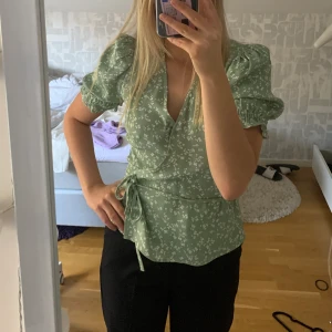 Blus &otherstories - Fin blus i väldigt bra skick! Nypris ca. 600 men säljer för 200!🤩 😍
