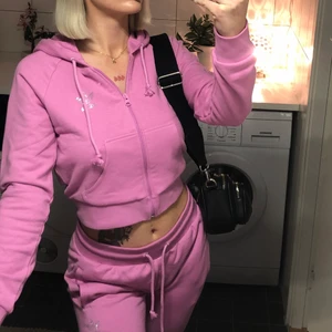 Rosa adidas dress - Stl s, passar m. Jag är 169 cm och de är lagom längd i benen. 🌸💕 köpt för 1400kr. Knappt använd