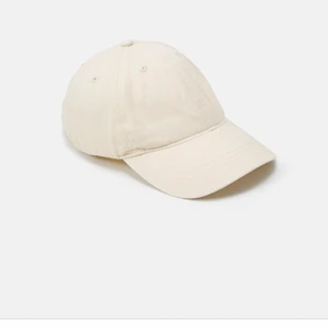 Wood Wood keps  - Creme vit Wood Wood keps köpt på Vallgatan 12! Säljer pga att jag sällan använder den, endast använt ett fåtal gånger så den är så gott som ny. Köpt för 500kr, säljer för 200kr, frakt får köparen stå för 💕💕💕