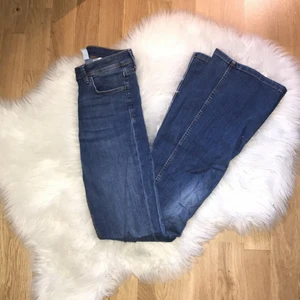 Mini Flare jeans strl 36 - Säljer ett par jeans då jag vuxit ur dem, de är i strl 36 och är i bra skick. Vet ej märket dock. Fråga gärna vid intresse, köparen står för frakt.