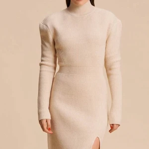 Klänning från Adoore stl 36 ny  - Stickad klänning från Adoore stl 36 aldrig använd. 