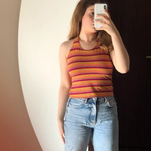 Vintage randigt linne i Storlek M - Ett perfekt färgglatt linne till sommaren 😍☀️Bandet går runt nacken så man får en öppen rygg. Den är ej genomskinlig så man behöver inte ha bh under 