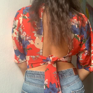 Pretty little things red floral crop top - Size s pretty little things red and blue floral top. 