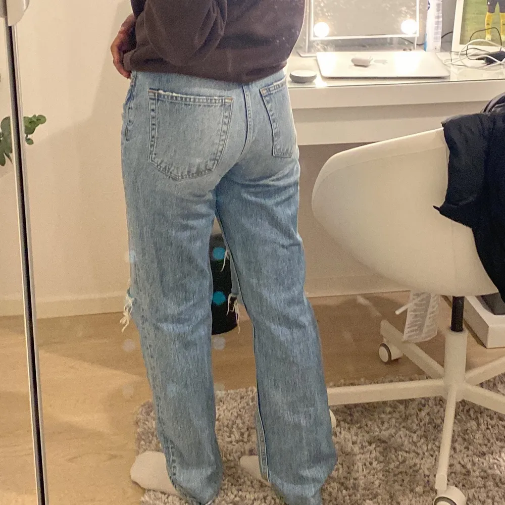 Jättefina straight 90s jeans från gina💕 jag är 160cm och byxorna är lite långa på mig vilket jag själv gillar. Dem är i bra skick och har bara använt ett fåtal gånger. Det priset jag köpte dem för var 599kr.💕 Om ni vill ha fler bilder eller har frågor är det bara att kontakta mig privat✨. Jeans & Byxor.