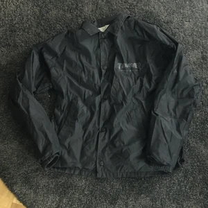 thrasher jacka - jacka från thrasher köpt för många år sedan. jackan är i bra skick men har ett litet hål på höger armbåge (skriv privat för bild) annars i grymt skick. size-lappen är bortklippt men storleken är small