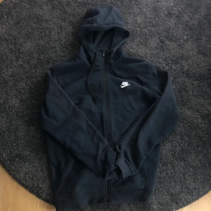 nike hoodie - mörkblå nikehoodie köpt för något år sen. den är rätt använd men i bra skick skulle jag säga. storlek large men kan passa lite mindre skulle jag säga