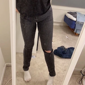 Svarta jeans - Säljer ett par svarta jeans med ett litet hål på ena knät.