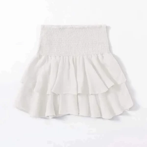 Vit volangkjol - Vit volangkjol som är perfekt nu till sommaren💕 Den är i storlek S men passar XS också💕 Från SHEIN