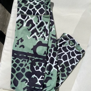 Aimn - Snygga träningstights från Aimn i storlek XS men i ett stretchigt material så passar den som brukar ha S också. Jag själv brukar även ha S i andra tights, skriv privat vid intresse 💚 