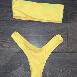 Bandeau bikini - Helt ny bandeau bikini från shein, sitter bra på mig som har storlek S i vanliga fall, så den är true to size enligt mig. Kan skickas mot fraktkostnad!💛
