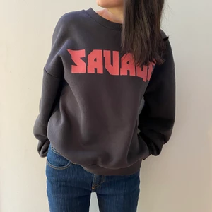 Oversized svart sweatshirt 🖤❤️ - Mjuk o härlig tröja! Passar till mycket och sitter perfekt på alla💓 Jättebra skick bortsett ifrån två små fläckar. KOLLA BIO!💟