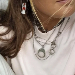 Coola halsband - Första bilden lånad från frida tordhag, samma halsband som på bild 2💖 minns inte riktigt vart de är ifrån, bild 2 = 120 kr, bild 3 = 50 kr