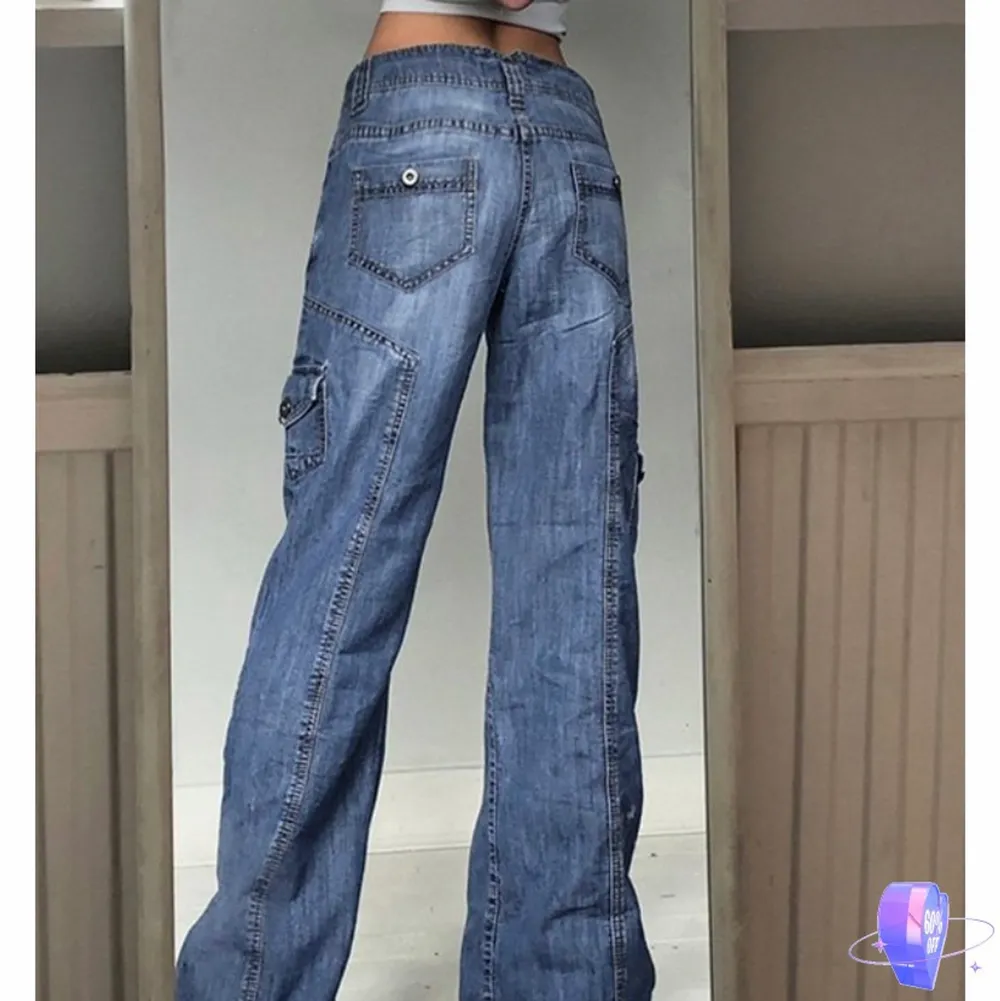 Coola jeans med y2k vibes. Oanvända med lapp kvar och nypris var 400kr. Köparen står för frakt om man väljer leverans💫🤍.. Jeans & Byxor.