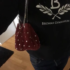 Hm väska - Super fin väska i röd mocka från hm❤️‍🔥 kan mötas i Stockholm eller frakta❤️❤️