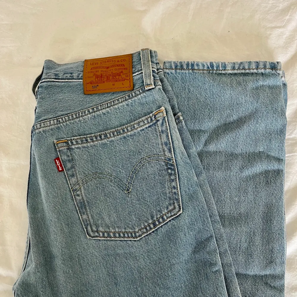 Säljer dessa snygga Levis jeans då de blivit för korta för mig💓 skulle säga att de är midraised. . Jeans & Byxor.