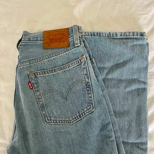 Säljer dessa snygga Levis jeans då de blivit för korta för mig💓 skulle säga att de är midraised. 