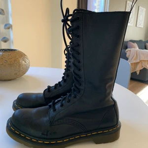 Dr Martens - Höga Dr Martens stl 38 i kanonfint skick, inte mycket använda. 