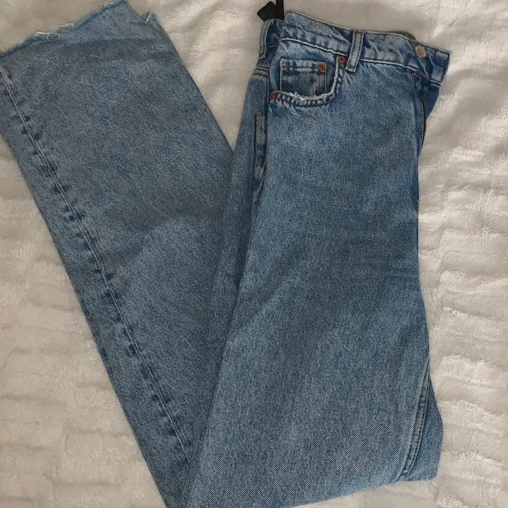Superfina blåa jeans från zara i modellen full lenght. Jag på bilden är 175cm lång. Byxorna är high waist och notera att de är lite skavda mellan låren (bild 3)💓💓💓 Står storlek 36 men skulle säga att de passar som 38!!                                              Midjemått rakt över: 35cm                                       Innerbenslängd: ca 86cm . Jeans & Byxor.