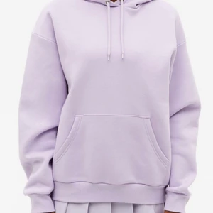 Lila hoodie  - Säljer denna lila hoodie från Monki, näst intill oanvänd. Köptes för 250 kr säljer för 100 kr, köparen står för frakten (66kr)