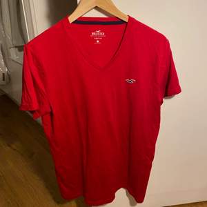 Hollister, v-ringad t-shirt, röd i strl S, herrstorlek. Mycket gott skick om än lite skrynklig, 