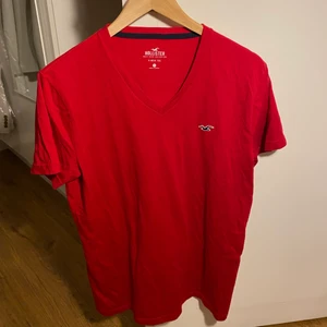 Hollister, v-ringad, röd t-shirt, strl S - Hollister, v-ringad t-shirt, röd i strl S, herrstorlek. Mycket gott skick om än lite skrynklig, 
