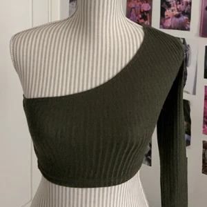 Off shoulder  - Sjukt söt grön topp ! Säljer massa mer billiga toppar så in o kika 🤩