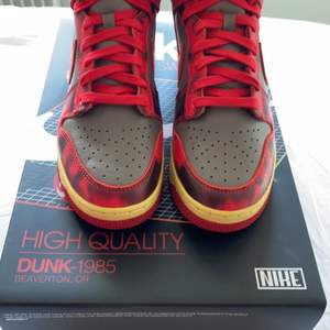 Hej! Säljer Nike Dunk High 1985 Red Acid. Liten skada på lådan, Storlek 43, Helt oanvända (DS) och orderbekräftelse finns. Hör av er om det e något ni undrar över :)