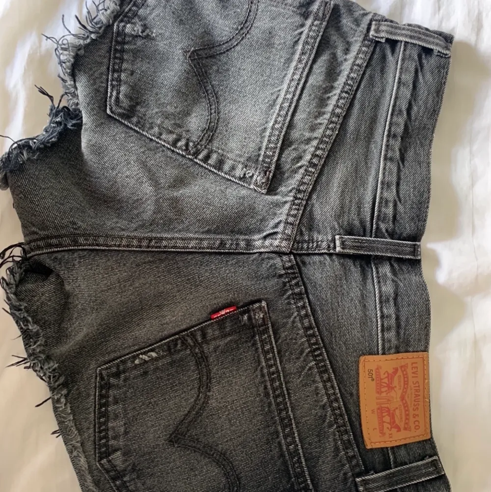 Levis jeansshorts i storlek xs/s. Använt ca 2 gånger och är i väldigt fint skick! Säljer pga att dem är för små för mig. Köp direkt för 300kr + frakt. Shorts.