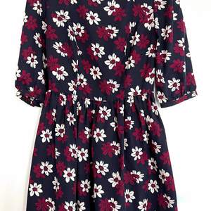Blommig kort klänning, använd i bra skick. Köpare står för frakt eller så kan jag möta upp om det är i Stockholm :)