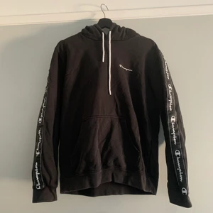 Champion hoodie svart - Svart champion hoodie storlek M