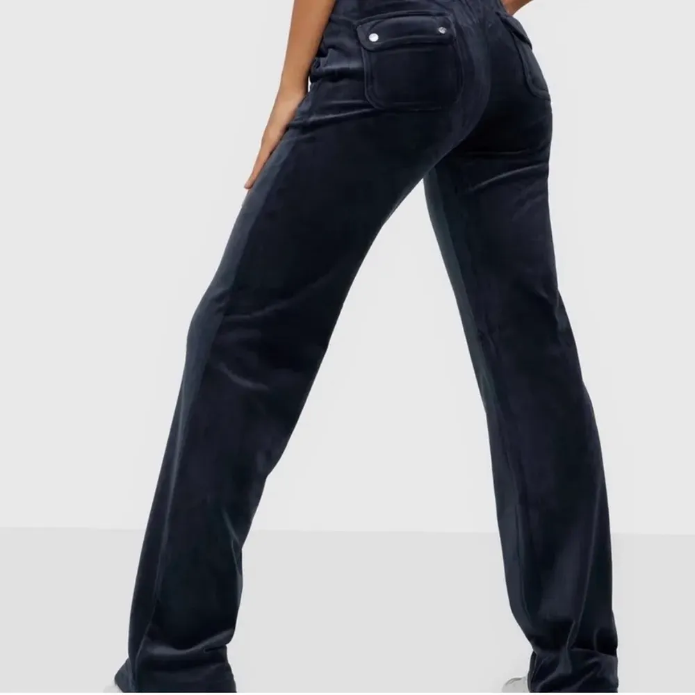 mörkblå juicy byxor som är i ett superbra skick och är super sköna säljer pga att de inte kommer till användning . Jeans & Byxor.