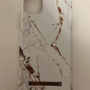 Ideal of Sweden iPhone 11 - Skal från ideal of Sweden iPhone 11🤍 Säljer för har fått en ny mobil, tyvärr lite sönder på kanten men väldigt fint ändå🤍