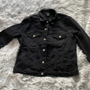 Svart Jeans jacka  - Då jag är väldigt lång så är den lite för kort för mina armar. Ganska liten i storleken för att va 44. Skulle säga att den sitter som en L 