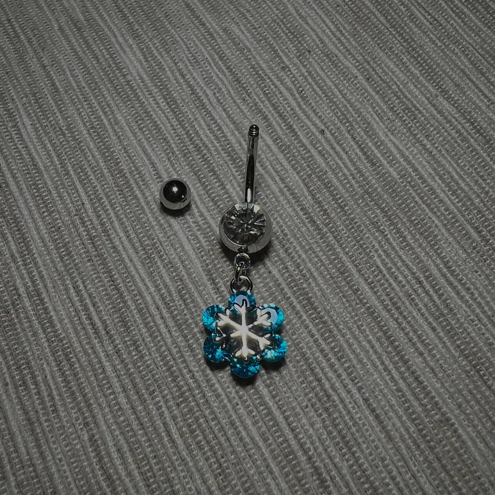 Brass piercing med blå stenar i cubic zirkonia✨ Fri frakt. Accessoarer.