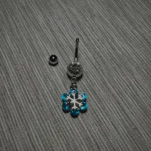 Brass piercing med blå stenar i cubic zirkonia✨ Fri frakt