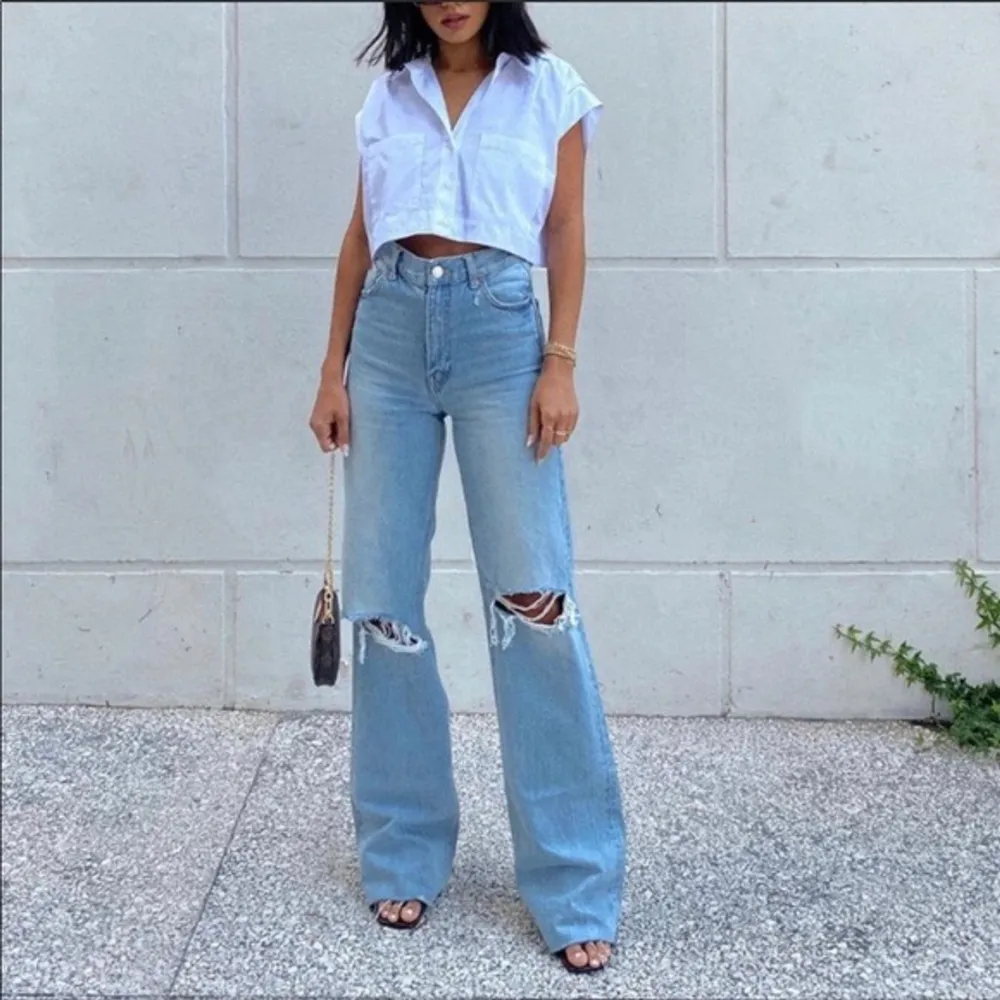 Snygga ljusblåa zara jeans med hål på knänen🦋💫 dom är i fint skick och riktigt snygga nu till sommaren💕. Jeans & Byxor.