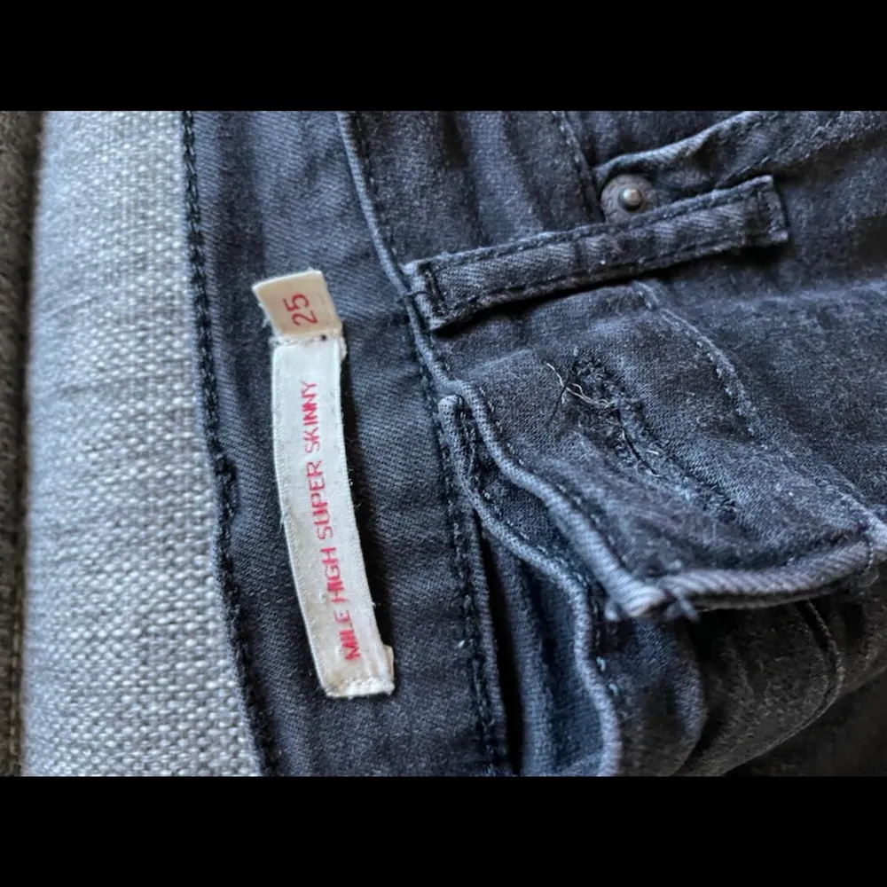 Säljer dessa svarta high mile Levis jeans i storlek 25. Inköpspriset på jeansen var 999kr, jeansen är något urtvättade men bortom det i ett välbehållet skick. Jag säljer jeansen för 200kr😊. Jeans & Byxor.