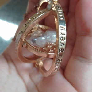 Harry Potter halsband  - Hermiones Time Turner! Köpt secondhand. Välanvänd och limmad i ett hörn. Fin souvenir för ett fantasyfan!