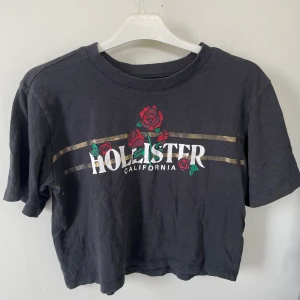 Hollister t-shirt  - Snygg svart Cropad hollister t-shirt i fint skick! 