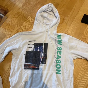 Hoodie med tryck - Hoodie ifrån PLT. Använd en del men i fint skick.