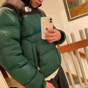 North Face Puffer Jacka ( Nuptse 700) - Storlek L (sitter lite mindre i passformen) Väldigt sparsamt använd och den har inga hål osv. Skickas via PostNord 66kr!