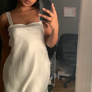 Festklänning  - En jättefin klänning från zara som köptes förra året inför nyår! Säljer då jag inte får användning för den längre💓 Passar både xs och s