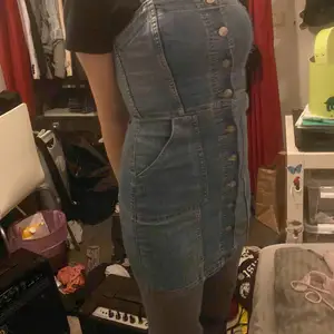 Fin jeansklänning med knappar på framsidan