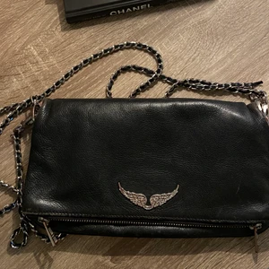 Zadig & Voltaire väska  - Säljer min Zadig väska då den inte längre kommer till användning. Använd men fortfarande i bra skick! Pris kan diskuteras vid snabb affär 