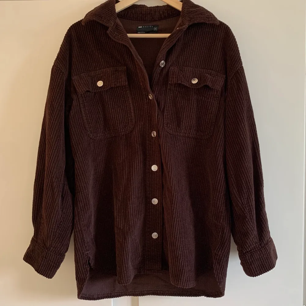 skitsnygg brun skjortjacka i manchestertyg som aldrig har fått användning 🤎🤎. Jackor.