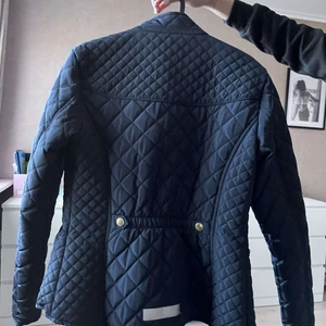 Jacka  - Jacka som passar perfekt för både sommar och vinter. Köpt från zalando. Den har använts en gång.